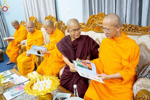 ภาพ No.220009:วันจันทร์ที่ 14 เมษายน พ.ศ. 2568 พระครูสิทธิรัตนวิเทศ ผู้ช่วยเจ้าอาวาสวัดพระธรรมกาย พร้อมด้วยผู้แทนมูลนิธิธรรมกาย และศิษยานุศิษย์หลวงพ่อธัมมชโย ออกเดินทางไปยังพื้นที่เมืองมัณฑะเลย์ สาธารณรัฐแห่งสหภาพเมียนมา โดยได้รับความเมตตาประสานงานเจ้าหน้าที่ภาครัฐจาก