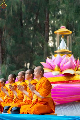 ภาพ No.190193:พิธีตักบาตรพระธรรมยาตรา ณ อนุสรณ์สถานลำดับที่ 1 สถานที่เกิดด้วยรูปกายเนื้อ อนุสรณ์สถานมหาวิหารพระมงคลเทพมุนี (โลตัสแลนด์) อ.สองพี่น้อง จ.สุพรรณบุรี ในโครงการธรรมยาตรา กตัญญูบูชา มหาปูชนียาจารย์ พระมงคลเทพมุนี(สด จนฺทสโร) พระผู้ปราบมาร อนุสรณ์สถาน 7 แห่ง 