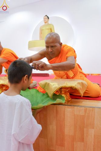 ภาพ No.216158:วันเสาร์ที่ 5 เมษายน พ.ศ. 2568 พิธีตัดปอยผม พิธีขอขมาผู้ปกครอง พิธีขอขมามอบผ้าไตร พิธีบรรพชา พิธีถวายบาตรสามเณร ณ ศูนย์ปฏิบัติธรรมและศูนย์อบรมเยาวชนเพชรบุรี ต.ท่าแลง อ.ท่ายาง จ.เพชรบุรี