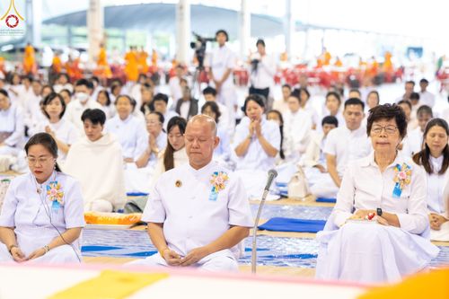ภาพ No.188485:พิธีถวายภัตตาหารเป็นสังฆทาน แด่พระธรรมยาตรา ในโครงการธรรมยาตรา กตัญญูบูชา มหาปูชนียาจารย์ พระมงคลเทพมุนี(สด จนฺทสโร) พระผู้ปราบมาร อนุสรณ์สถาน 7 แห่ง ปีที่ 13 ณ สภาธรรมกายสากล วัดพระธรรมกาย วันที่ 3 มกราคม พ.ศ. 2568