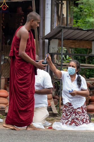 ภาพ No.139385:พิธีตักบาตรรอบเมืองดัมบุลล่า เทศกาลวิสาขบูชาแห่งชาติ ศรีลังกา เมื่อวันที่ 16 พฤษภาคมที่ผ่านมา คณะสงฆ์จากวัดพระธรรมกาย และคณะพระภิกษุสามเณรศรีลังกา ในโครงการสยาม-ลังกา ธรรมยาตรา ฉลองเทศกาลวิสาขบูชาแห่งชาติ ศรีลังกา บูชาธรรม 80 ปีหลวงพ่อธัมมชโย