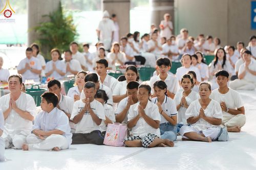 ภาพ No.145704:พิธีตักบาตรฉลองพระใหม่ รุ่นเข้าพรรษา ณ วิหารคด วัดพระธรรมกาย วันเสาร์ที่ 20 กรกฎาคม พ.ศ. 2567