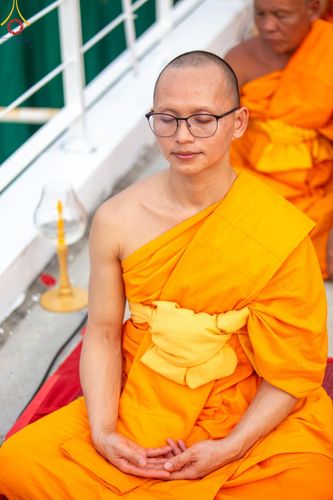 ภาพ No.201542:พิธีจุดประทีปถวายเป็นพุทธบูชา และบูชาธรรมมหาปูชนียาจารย์ ณ อาคารธรรมยาตรา กตัญญูบูชามหาปูชนียาจารย์ ตรงข้ามวัดปากน้ำภาษีเจริญ จ.กรุงเทพมหานคร ในโครงการธรรมยาตรา กตัญญูบูชา มหาปูชนียาจารย์ พระมงคลเทพมุนี(สด จนฺทสโร) พระผู้ปราบมาร อนุสรณ์สถาน 7 แห่ง