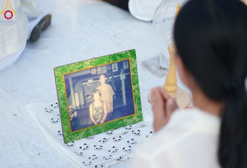 ภาพ No.112142:พิธีจุดประทีปถวายเป็นพุทธบูชา และบูชาธรรมมหาปูชนียาจารย์ พระมงคลเทพมุนี(สด จนฺทสโร) ในโครงการธรรมยาตรา กตัญญูบูชา มหาปูชนียาจารย์ พระมงคลเทพมุนี(สด จนฺทสโร) พระผู้ปราบมาร อนุสรณ์สถาน 7 แห่ง ปีที่ 12 วันที่ 14 มกราคม พ.ศ. 2567 ณ วัดสองพี่น้อง อ.สองพี่น้อง