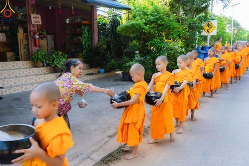 ภาพ No.57819:กิจกรรมบิณฑบาตของสามเณร โครงการบรรพชาสามเณร ฟื้นฟูพระพุทธศาสนาทั่วไทย ธุดงคสถานชลบุรี ณ ชุมชนบ้านห้วยเหียน ตำบลบ่อวิน  อำเภอศรีราชา จังหวัดชลบุรี วันที่ 27 เมษายน พ.ศ. 2567