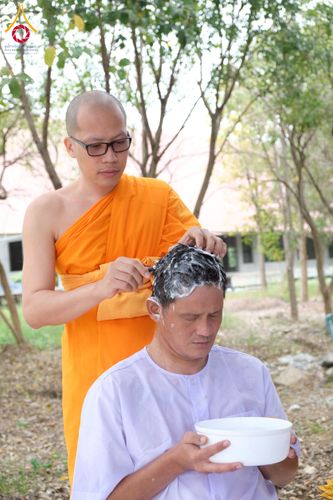 ภาพ No.277900:พิธีตัดปอยผมและปลงผมนาคธรรมทายาท พิธีขอขมาผู้ปกครอง ณ ศูนย์อบรมเยาวชนนครปฐม จ.นครปฐม และพิธีมอบบาตร ผ้าไตร นาคธรรมทายาท พิธีบรรพชา อุปสมบทหมู่ ณ วัดลาดหญ้าไทร จ.นครปฐม