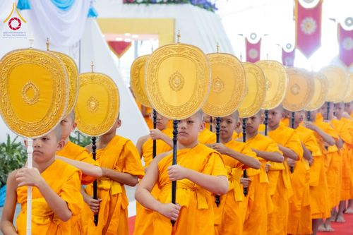 ภาพ No.237411:วันอาทิตย์ที่ 10 สิงหาคม พ.ศ.2568 พิธีมอบใบประกาศเกียรติคุณ โครงการสอบบาลี "ฉลองแชมป์" บูชาธรรม 80 ปี หลวงพ่อธัมมชโย ประจำปี 2568 และ พิธีมอบดวงแก้วสามเณรทรงบาลีไวยากรณ์ ณ สภาธรรมกายสากล วัดพระธรรมกาย ปทุมธานี