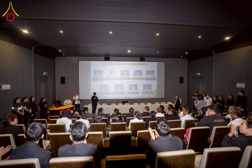 ภาพ No.271896:วันที่ 22 พฤศจิกายน พ.ศ. 2568 ผู้ว่าฯ ปทุมธานี ลงพื้นที่เยี่ยม “อำเภอคลองหลวง” พร้อมชมการเตรียมความพร้อมเทศกาลสวนดอกไม้ปทุมธานี “ทุ่งสวรรค์ ตะวันฉาย” ณ วัดพระธรรมกาย