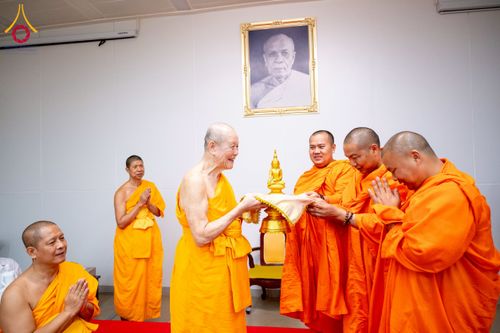 ภาพ No.222946:วันที่ 23 เมษายน พ.ศ. 2568 หลวงพ่อทัตตชีโวต้อนรับคณะสงฆ์ World Pec ณ อาคาร 100 ปี คุณยายมหารัตนอุบาสิกาจันทร์ ขนนกยูง วัดพระธรรมกาย