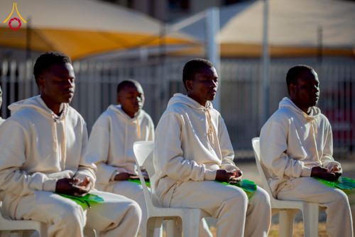 ภาพ No.231133:วันศุกร์ที่ 27 มิถุนายน พ.ศ. 2568 พิธีตัดปอยผมและพิธีปลงผมนาคธรรมทายาทแห่งทวีปแอฟริกา พ.ศ. 2568  โครงการบรรพชาอุปสมบทพระธรรมทายาทนานาชาติแห่งทวีปแอฟริกา ครั้งที่ 2 ณ วัดพระธรรมกายโจฮันเนสเบิร์ก สาธารณรัฐแอฟริกาใต้