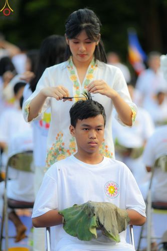 ภาพ No.102736:พิธีตัดปอยผม และปลงผมธรรมทายาท ชาวอินโดนีเซียกว่า 1,000 คน ณ มหาเจดีย์บุโรพุทโธ ประเทศอินโดนีเซีย อบรมระหว่างวันที่ 16-28 ธันวาคม พ.ศ. 2566