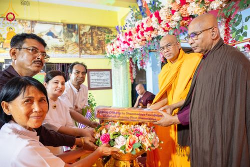 ภาพ No.179660:พิธีทอดกฐินสมทบ ณ วัดพุทธรัตนางกูร พิหาร (Bouddha Ratnangkur Bihar) เมืองกัลกัตตา ประเทศอินเดีย วันที่ 9 พฤศจิกายน พ.ศ. 2567