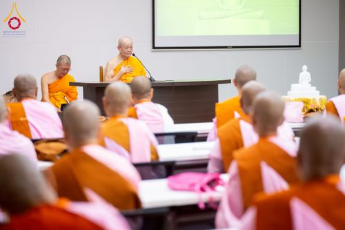 ภาพ No.223090:วันที่ 24 เมษายน พ.ศ. 2568 หลวงพ่อทัตตชีโวต้อนรับคณะเมียนมา อุบาสก อุบาสิกา 180 คน ณ อาคาร 100 ปี คุณยายมหารัตนอุบาสิกาจันทร์ ขนนกยูง วัดพระธรรมกาย