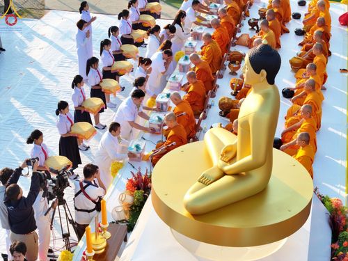 ภาพ No.184692:พิธีตักบาตรพระ 10,000 รูป ครั้งที่ 3 เนื่องในโอกาส 193 ปี จังหวัดกาญจนบุรี อุทิศส่วนกุศลให้แด่บรรพชน และเพื่อช่วยเหลือผู้ประสบภัยพิบัติต่างๆ วันเสาร์ที่ 21 ธันวาคม พ.ศ. 2567