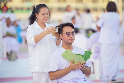 ภาพ No.274721:วันอาทิตย์ที่ 30 พฤศจิกายน พ.ศ. 2568 พิธีปลงผม โครงการอุปสมบทบูชาธรรมมหาปูชนียาจารย์ ปี 2568 ณ ลานธรรมพระมหาธรรมกายเจดีย์ ฝั่งทิศตะวันตก ระหว่างวิหารคดหมายเลข 8 และ 9 วัดพระธรรมกาย