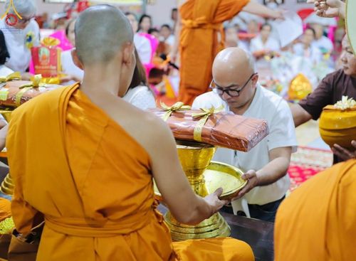 ภาพ No.164189:พิธีทอดกฐินวัดสามพราน จ.นครปฐม ในโครงการกฐินสามัคคีทั่วไทย 30,000 วัด บูชาธรรม 80 ปี หลวงพ่อธัมมชโย โดย คณะศิษยานุศิษย์วัดพระธรรมกาย วันที่ 20 ตุลาคม พ.ศ. 2567