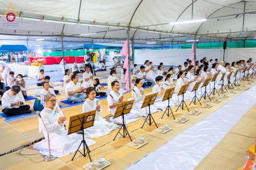 ภาพ No.198297:พิธีถวายภัตตาหารเป็นสังฆทาน แด่พระธรรมยาตรา ณ อนุสรณ์สถานบางปลา วัดบางปลา อำเภอบางเลน จังหวัดนครปฐม ในโครงการธรรมยาตรา กตัญญูบูชา มหาปูชนียาจารย์ พระมงคลเทพมุนี(สด จนฺทสโร) พระผู้ปราบมาร อนุสรณ์สถาน 7 แห่ง ปีที่ 13 วันที่ 20 มกราคม พ.ศ. 2568