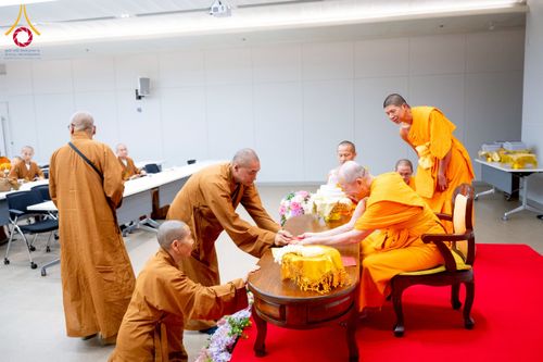 ภาพ No.222914:วันที่ 23 เมษายน พ.ศ. 2568 หลวงพ่อทัตตชีโวต้อนรับคณะสงฆ์จีน ณ อาคาร 100 ปี คุณยายมหารัตนอุบาสิกาจันทร์ ขนนกยูง วัดพระธรรมกาย