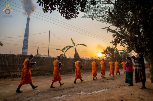 ภาพ No.76355:คณะสงฆ์และสามเณรบิณฑบาต ประเทศบังกลาเทศ วันที่ 11 กุมภาพันธ์ พ.ศ. 2566