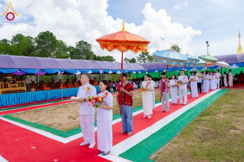 ภาพ No.255442:วันที่ 13 ตุลาคม พ.ศ. 2568 พิธีบรรจุพระบรมสารีริกธาตุ ผูกผ้า 7 สี เพื่อความเป็นสิริมงคล  และ ยกช่อฟ้า ประดิษฐานบนหลังคาอุโบสถวัดทุ่งเจริญธรรม ถวายบูชาธรรม 81 ปี หลวงพ่อธัมมชโย โดยคณะศิษยานุศิษย์ ณ วัดทุ่งเจริญธรรม อ.อมก๋อย จ.เชียงใหม่