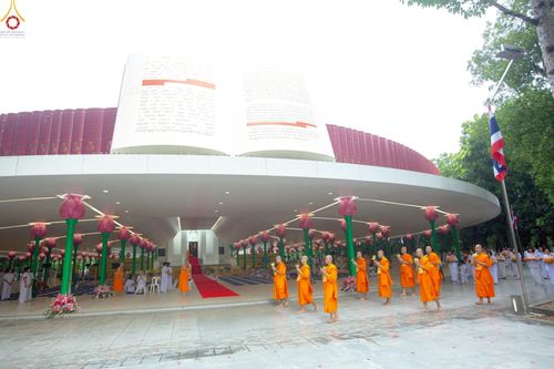 ภาพ No.227333:วันเสาร์ที่ 31 พฤษภาคม พ.ศ. 2568 พิธีเวียนประทักษิณรอบพระอุโบสถ ในพิธีอุปสมบท สามเณรเตรียม DCI รุ่นที่ 22 ณ อุโบสถพระไตรปิฎก วัดพระธรรมกาย