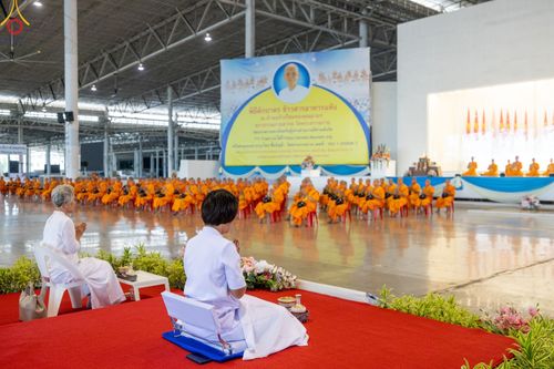 ภาพ No.89420:พิธีตักบาตร ข้าวสารอาหารแห้ง พิธีบูชาข้าวพระ และพิธีจุดเทียนใจ ไฟนิรันดร์  อนันตชัย ณ สภาธรรมกายสากล วัดพระธรรมกาย วันอาทิตย์ที่ 1 ตุลาคม พ.ศ. 2566