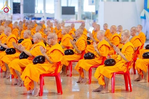 ภาพ No.223313:วันวิสาขบูชา วันอาทิตย์ที่ 11 พฤษภาคม พ.ศ. 2568 พิธีตักบาตร และปฎิบัติธรรม ณ สภาธรรมกายสากล วัดพระธรรมกาย