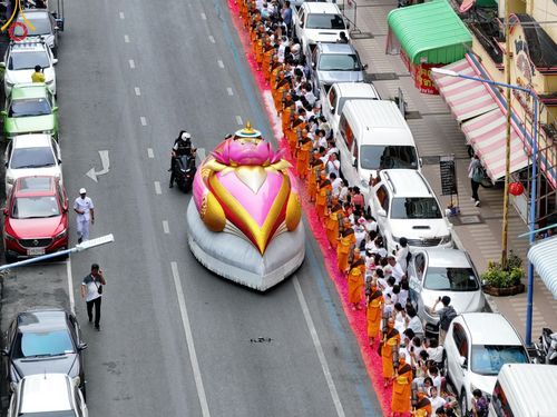 ภาพ No.128456:พิธีอัญเชิญพระบรมสารีริกธาตุ " ใจกลางเมืองนครหาดใหญ่ " เพื่อประดิษฐาน ณ มหารัตนเจดีย์สิริปทุมสวรรค์ (เจดีย์อริยพุทธะ 5 พระองค์) ศูนย์ปฏิบัติธรรมภาคใต้ อ.บางกล่ำ จ.สงขลา  วันที่ 9 มีนาคม พ.ศ. 2567 (ชุดที่ 2)