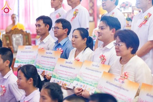 ภาพ No.197327:พิธีเจริญพระพุทธมนต์ ปฏิบัติธรรม มอบทุนการศึกษา ถวายสังฆทาน 108 วัด เพื่อถวายเป็นพุทธบูชา และขับเคลื่อนโครงการหมู่บ้านรักษาศีล 5 โดยคณะสงฆ์จังหวัดนนทบุรี คณะศิษยานุศิษย์วัดพระธรรมกาย โครงการธรรมยาตรา ปีที่ 13 ณ วัดตะเคียน อ.บางกรวย จ.นนทบุรี