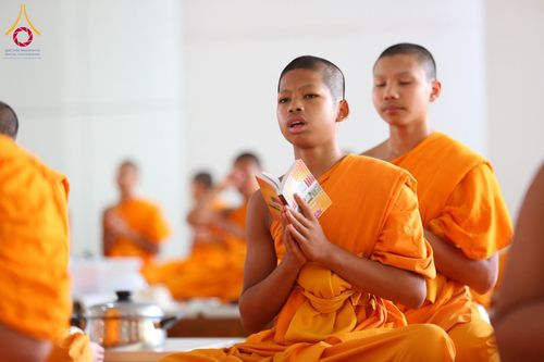 ภาพ No.210585:วันเสาร์ที่ 8 มีนาคม พ.ศ. 2568 พิธีสวดพระพุทธมนต์ และถวายภัตตาหารเมนูสวรรค์แด่พระภิกษุ สามเณร ณ หอฉันคุณยายอาจารย์ฯ วัดพระธรรมกาย