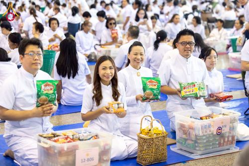 ภาพ No.231991:วันอาทิตย์ที่ 6 กรกฏาคม พ.ศ. 2568 พิธีตักบาตร ข้าวสารอาหารแห้ง  พิธีบูชาข้าวพระ สัมมนาพิเศษราชเหล็ก ณ สภาธรรมกายสากล วัดพระธรรมกาย