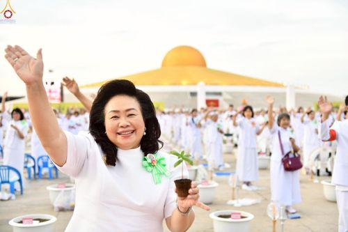 ภาพ No.252874:วันที่ 10 ตุลาคม พ.ศ. 2568 พิธีปลูกต้นทรัพย์บานชื่น ณ ลานธรรม วัดพระธรรมกาย