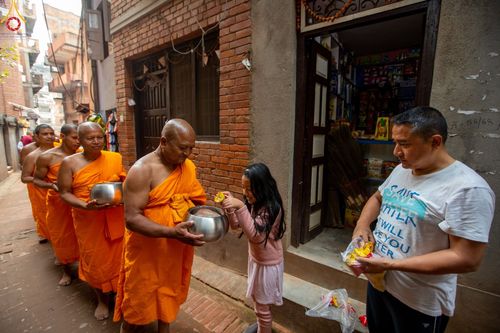 ภาพ No.80204:สามเณรในโครงการบรรพชาสามเณรหมู่ รับบิณฑบาตจากญาติโยมสาธชุน บริเวณชุมชน Patan และ Thamel กรุงกาฐมาณฑุ ประเทศเนปาล วันที่ 31 มีนาคม พ.ศ. 2566