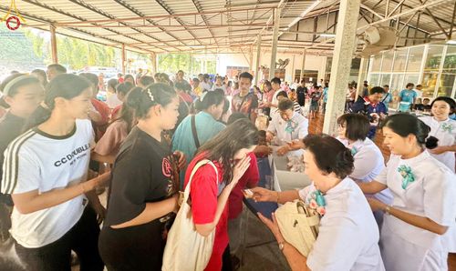 ภาพ No.170082:พิธีทอดกฐิน ณ วัดทุ่งวิจิตร อ.นาดี จ.ปราจีนบุรี ในโครงการกฐินสามัคคีทั่วไทย 30,000 วัด บูชาธรรม 80 ปี หลวงพ่อธัมมชโย โดยคณะศิษยานุศิษย์วัดพระธรรมกาย วันที่ 27 ตุลาคม พ.ศ. 2567