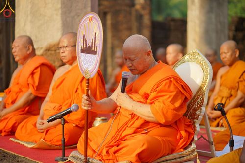 ภาพ No.58663:พิธีตักบาตรพระ ๑,๐๐๐ รูป สมโภชครบรอบ ๘๐๐ ปี พระบรมธาตุเมืองเชลียง ณ วัดพระศรีรัตนมหาธาตุ ราชวรวิหาร  (วัดพระปรางค์) ต.ศรีสัชนาลัย  อ.ศรีสัชนาลัย จ.สุโขทัย วันพฤหัสบดีที่ ๒๕ เมษายน พ.ศ. ๒๕๖๗