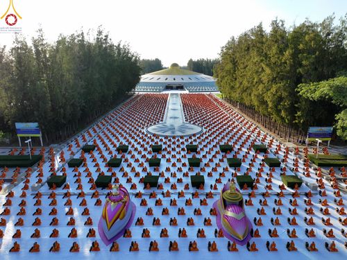 ภาพ No.104365:พระธรรมยาตราร่วมปฏิบัติธรรม และถ่ายภาพหมู่ประวัติศาสตร์ หน้ามหาวิหารพระมงคลเทพมุนี วันที่ 27 ธันวาคม พ.ศ. 2566