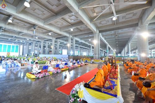 ภาพ No.246580:วันที่ 14 กันยายน พ.ศ. 2568 พิธีตักบาตรฉลองพระใหม่ ในโครงการอุปสมบทหมู่บูชาธรรม ครบรอบ108ปี วันครูผู้ค้นพบวิชชาธรรมกาย ณ วิหารคด วัดพระธรรมกาย