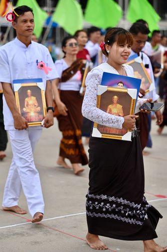 ภาพ No.143647:พิธีถวายผ้าไตร, สวดธรรมจักร, ปฏิบัติธรรม และฟังแสดงพระธรรมเทศนา ภาษาเมียนมา โดยมีสาธุชนชาวเมียนมากว่า 4,000 คน เข้าร่วมพิธี ณ มหารัตนวิหารคด วัดพระธรรมกาย วันอาทิตย์ที่ 7 กรกฎาคม พ.ศ. 2567