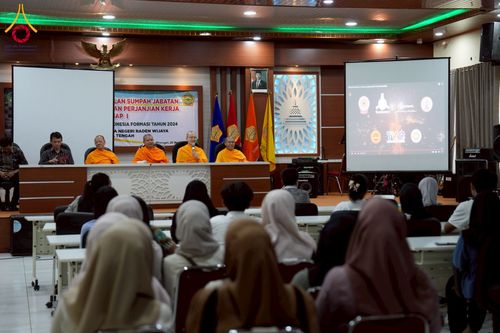 ภาพ No.227491:วันที่ 30 พฤษภาคม พ.ศ. 2568 สันติสุขจากสมาธิ แผ่ไพศาลในแดนอิเหนา : พระสงฆ์ไทยเยือนวิทยาลัยราเดนวิจายา อินโดนีเซีย