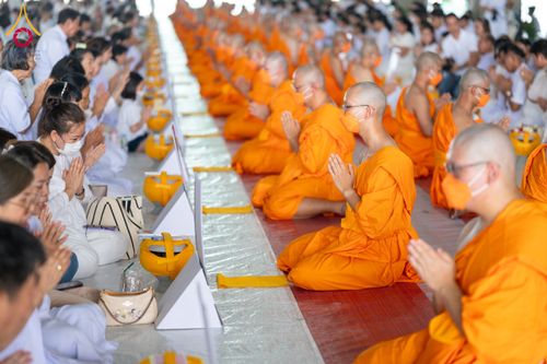 ภาพ No.62530:พิธีถวายบาตรเเละไทยธรรม ในโครงการอุปสมบทหมู่ บูชาธรรมหลวงพ่อธัมมชโย พ.ศ.2567 ณ ลานธรรม พระมหาธรรมกายเจดีย์ วันที่ 13 เมษายน พ.ศ.2567