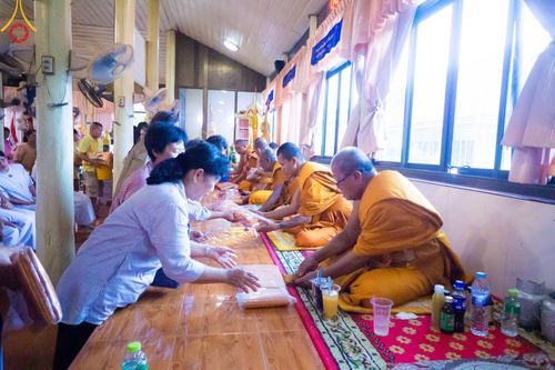 ภาพ No.173691:พิธีทอดกฐิน ณ วัดบัวปากท่า อ.บางเลน จ.นครปฐม ในโครงการกฐินสามัคคีทั่วไทย 30,000 วัด บูชาธรรม 80 ปี หลวงพ่อธัมมชโย โดยคณะศิษยานุศิษย์วัดพระธรรมกาย วันที่ 2 พฤศจิกายน พ.ศ. 2567