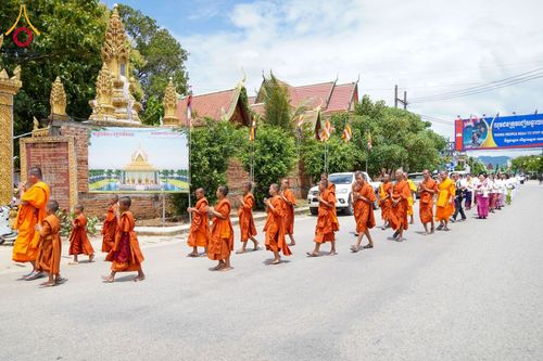 ภาพ No.145476:ศูนย์ปฎิบัติธรรมนครวัด ร่วมกับสำนักงานเจ้าคณะจังหวัดไพลิน ถวายเทียนพรรษา มหาสังฆทานครั้งยิ่งใหญ่ เชื่อมสัมพันธ์ ไทย-กัมพูชา 80 วัด บูชาธรรมธรรมหลวงพ่อธัมมชโย ณ วัดโพธิมาราม จ.ไพลิน ประเทศกัมพูชา วันพุธที่ 17 กรกฎาคม พ.ศ. 2567