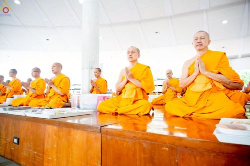 ภาพ No.248495:วันที่ 27 กันยายน พ.ศ. 2568 พิธีถวายเมนูสวรรค์เพื่อการบรรลุธรรม ณ หอฉันคุณยายอาจารย์ฯ วัดพระธรรมกาย