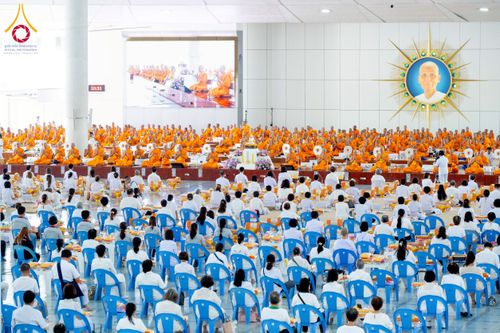 ภาพ No.245087:วันพุธที่ 10 กันยายน พ.ศ. 2568 พิธีถวายภัตตาหารเมนูสวรรค์ เนื่องในวันครบ 25 ปี วันละสังขารคุณยายอาจารย์มหารัตนอุบาสิกาจันทร์ ขนนกยูง ณ หอฉันคุณยายอาจารย์ฯ วัดพระธรรมกาย