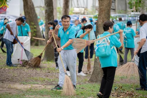 ภาพ No.145927:ชมรมจิตอาสาอนุรักษ์สิ่งแวดล้อม รับบุญทำความสะอาดบริเวณโบสถ์พระไตรปิฎก วัดพระธรรมกาย จ.ปทุมธานี วันที่ 25 กรกฎาคม พ.ศ. 2567