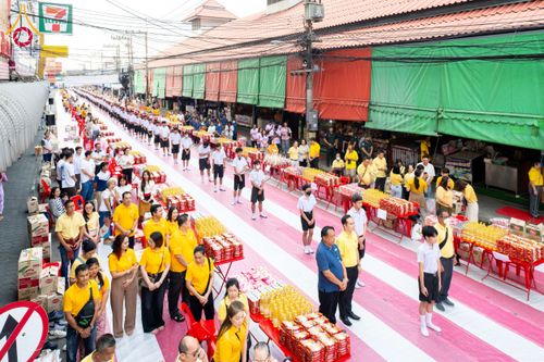 ภาพ No.180260:พิธีทำบุญตักบาตร ข้าวสารอาหารแห้ง แด่คณะสงฆ์ 99 รูป เนื่องในวันพ่อแห่งชาติ ปีที่ 50 ณ ศูนย์การค้าตลาดรังสิต ซ.รังสิต-ปทุมธานี 5 วันที่ 5 ธันวาคม พ.ศ. 2567