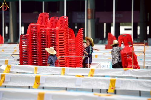 ภาพ No.218428:วันที่ 15 - 18 เมษายน พ.ศ. 2568 การเตรียมภาชนะสำหรับถวายภัตตาหาร , การจัดโต๊ะเก้าอี้ในลานธรรม , การแพ็คพัสดุงานต้อนรับ เพื่องานวันคุ้มครองโลก 22 เมษายน พ.ศ.2568 วัดพระธรรมกาย