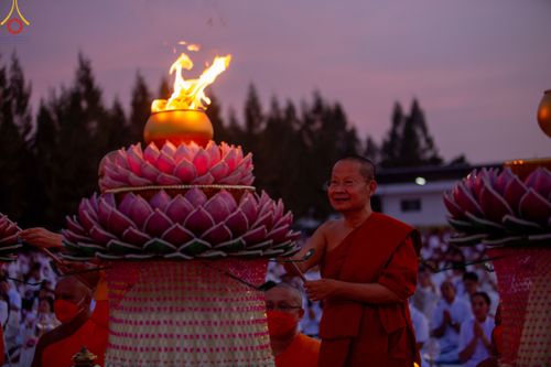 ภาพ No.109785:พิธีจุดประทีปถวายเป็นพุทธบูชา และบูชาธรรมมหาปูชนียาจารย์ วันที่ 10 มกราคม พ.ศ. 2567 ณ อนุสรณ์สถานคลองบางนางแท่น อ.สามพราน จ.นครปฐม