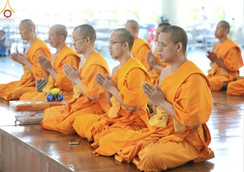 ภาพ No.205653:พิธีสวดพระพุทธมนต์ และถวายภัตตาหารเมนูสวรรค์แด่พระภิกษุ สามเณร วันจันทร์ที่ 3 กุมภาพันธ์ พ.ศ. 2568 ณ หอฉันคุณยายอาจารย์ฯ วัดพระธรรมกาย