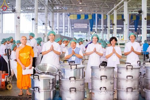 ภาพ No.58790:V.40 ภัตตาหารพระหมื่นวัด เราจัดให้ การปฏิบัติงานของเจ้าหน้าที่และอาสาสมัคร เพื่อรับบุญในการถวายภัตตาหาร แด่คณะสงฆ์ 10,000 กว่าวัดทั่วประเทศ ที่มาร่วมงานวันคุ้มครองโลก จันทร์ที่ 22 เมษายน พ.ศ. 2567 ณ วัดพระธรรมกาย